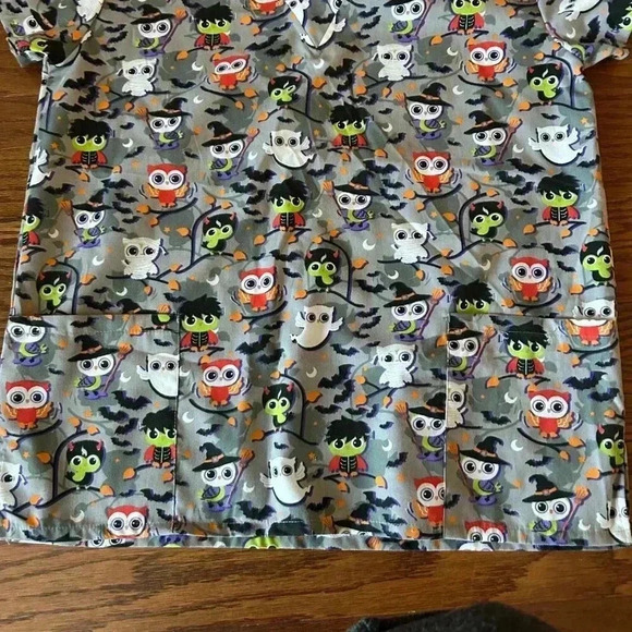 Halloween V-neck Scrub Top Owls Bats Witches Two Pockets Size Medium Medical Vet - Picture 4 of 9